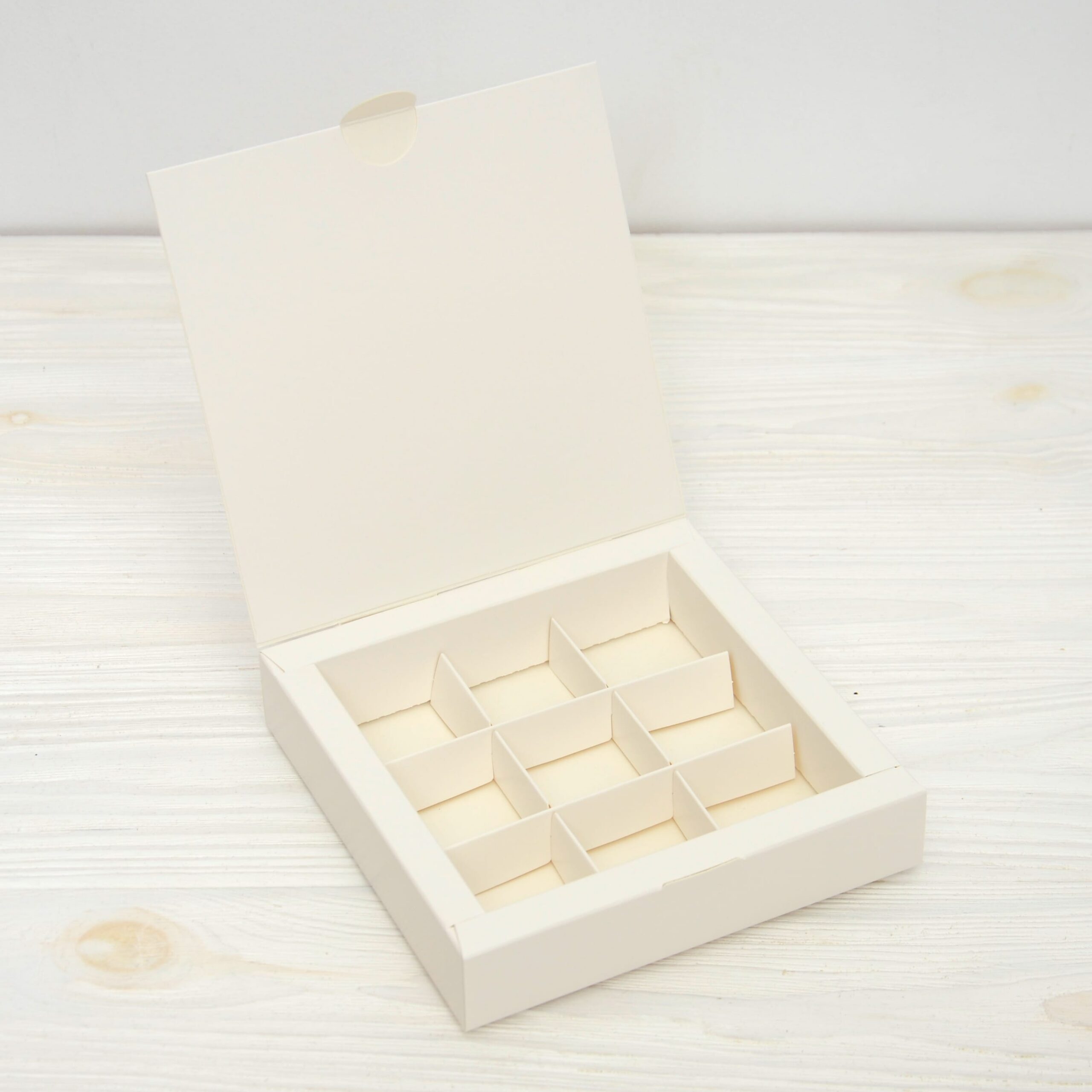 Коробка 153*153*30 мм біла на 9 цукерок 3 Коробка