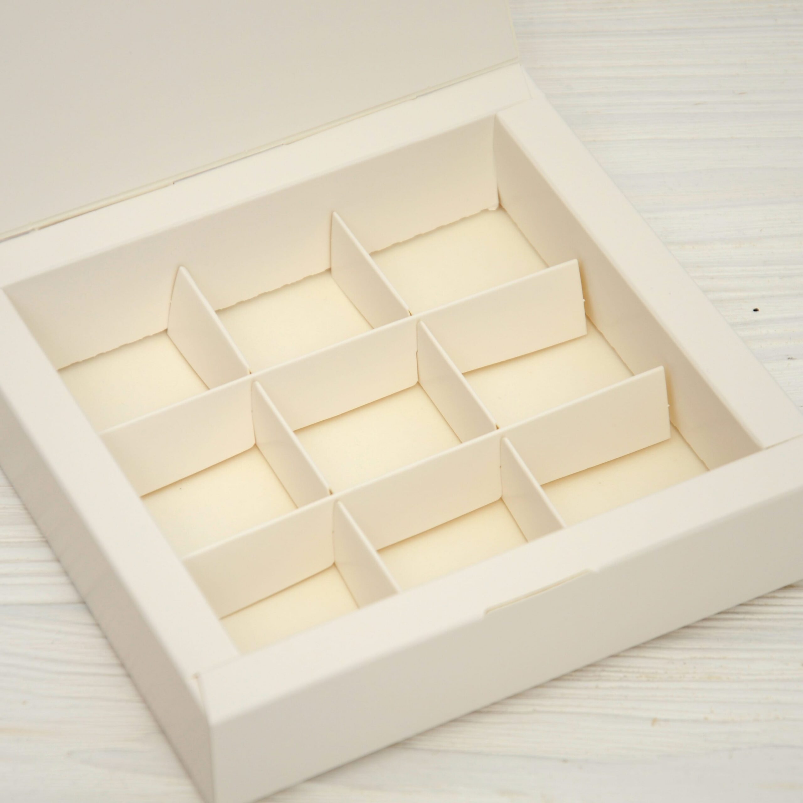 Коробка 153*153*30 мм біла на 9 цукерок 4 Коробка