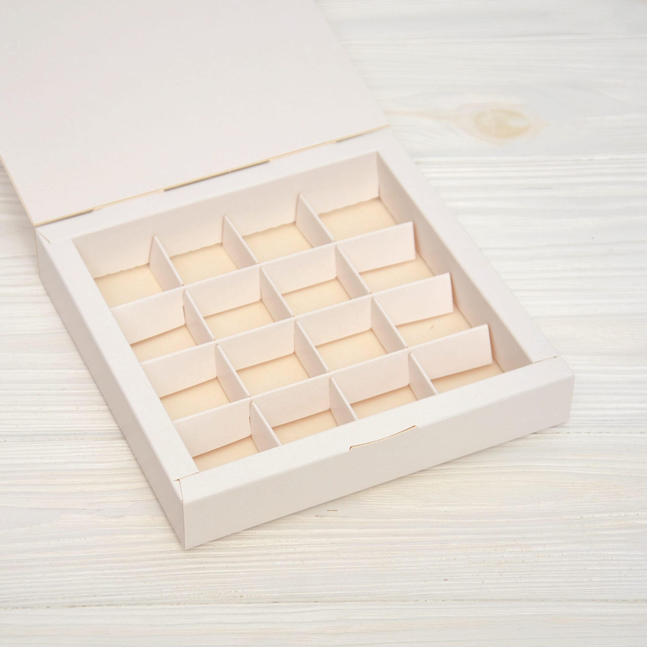 Коробка 185*185*30 мм біла на 16 цукерок 2 Коробка