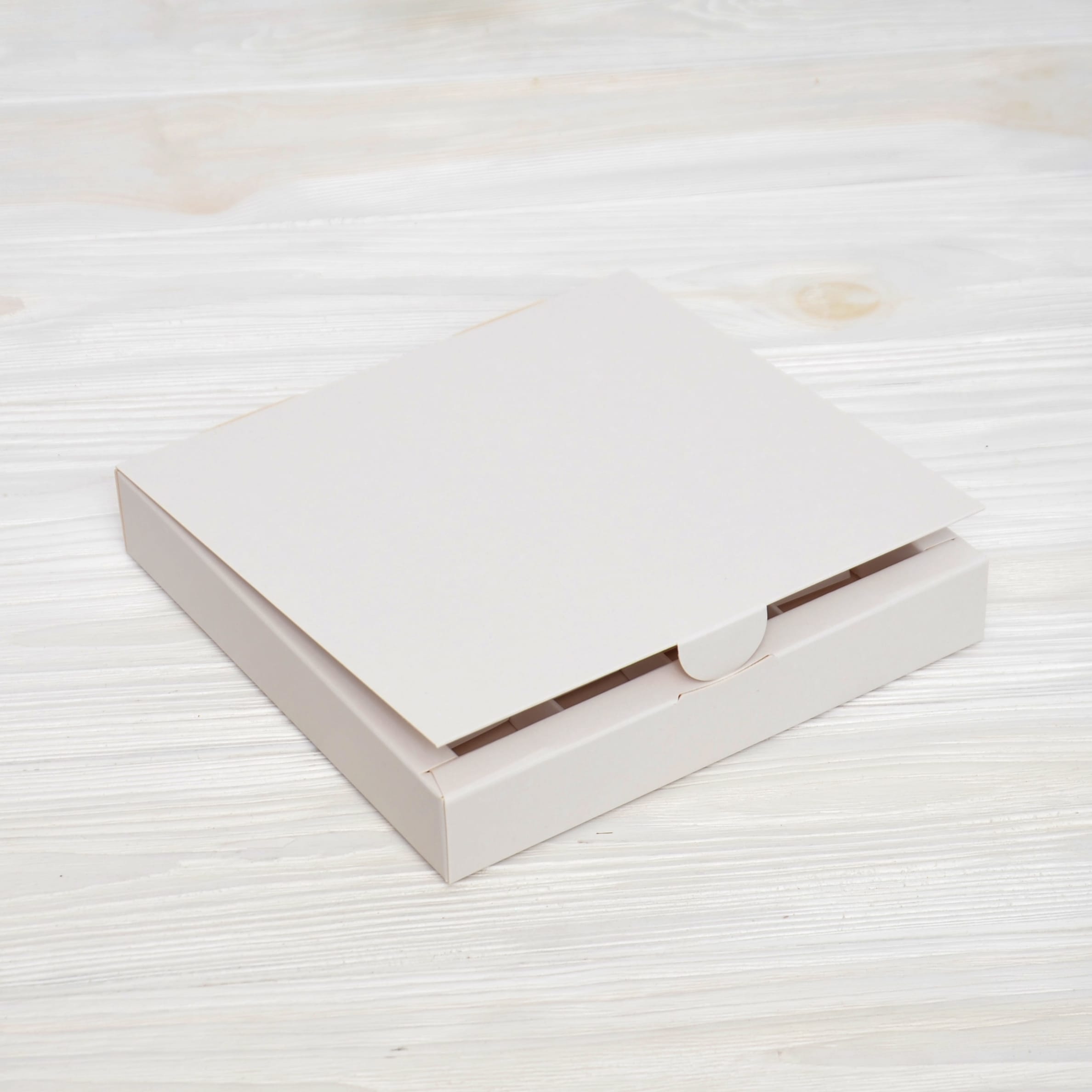 Коробка 185*185*30 мм біла на 16 цукерок 3 Коробка