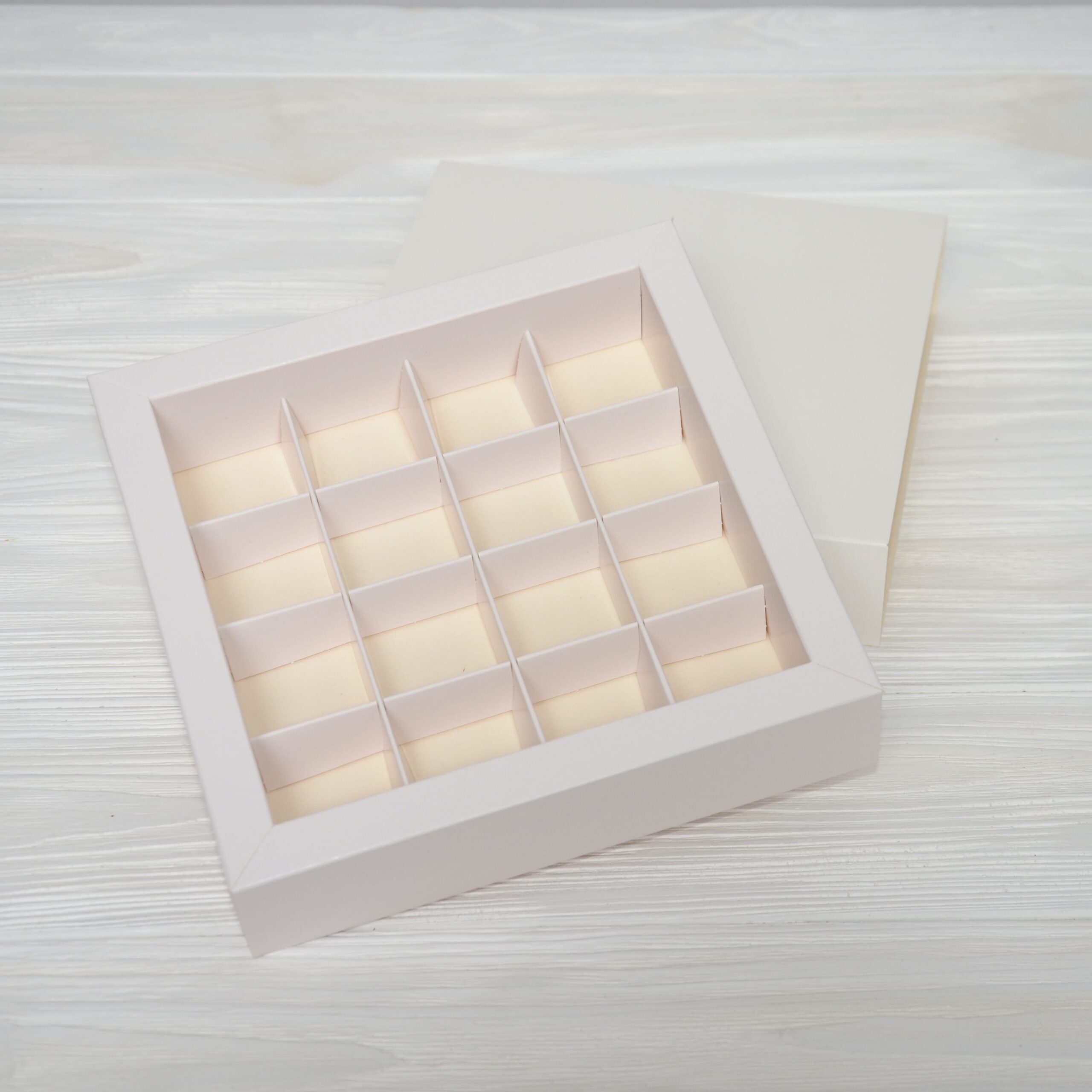 Коробка 185*185*42 мм біла на 16 цукерок 2 Коробка